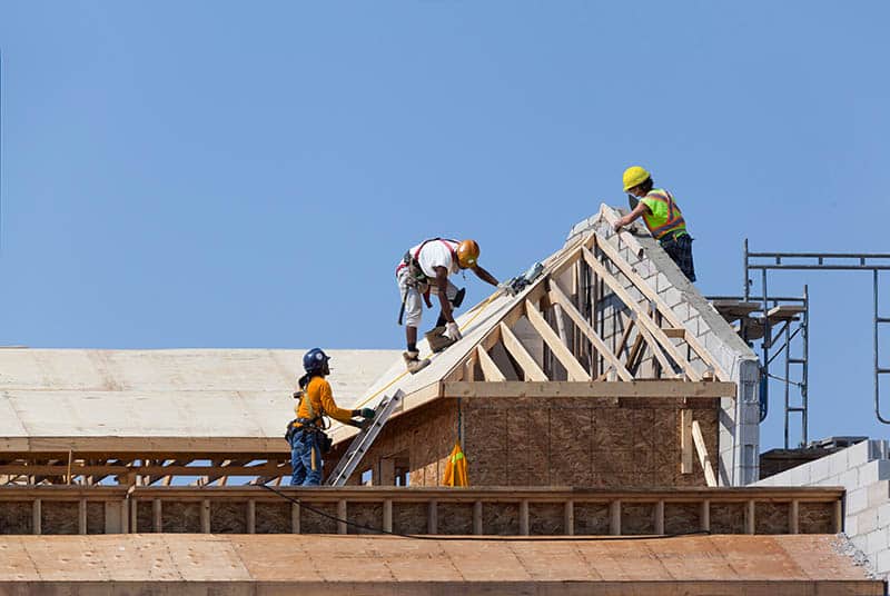 Workers working on the roof impresa edile a parma e modena