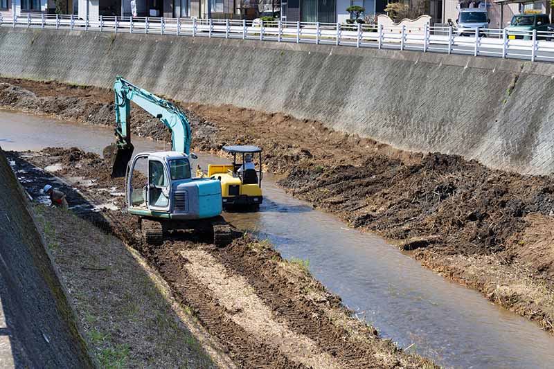 河川の堆積土砂を取り除く浚渫工事 ingegneria naturalistica modena