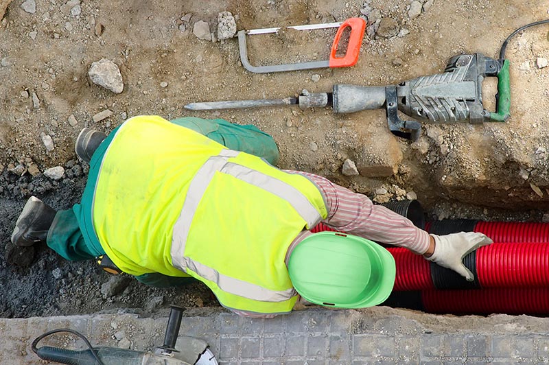 worker installing hdpe corrugated pipe with double wall strength manutenzione e riparazione fognature