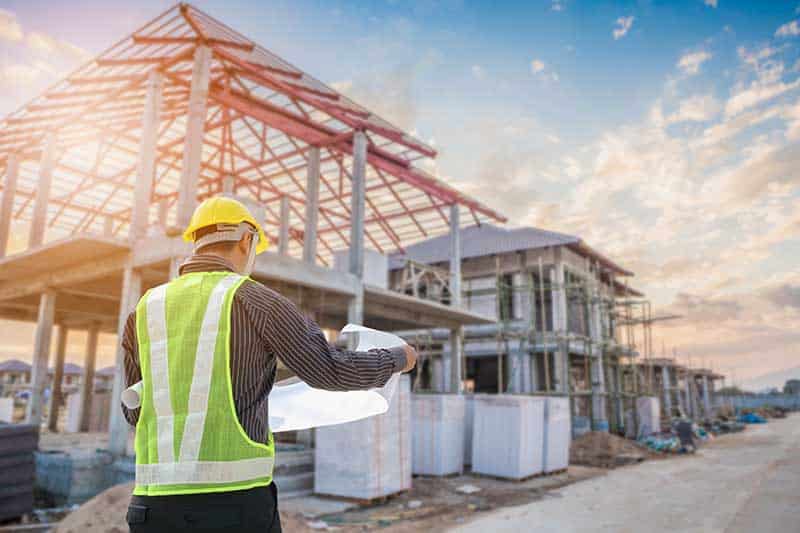 Professional engineer architect worker with protective helmet an progettazione e realizzazione nuove costruzioni